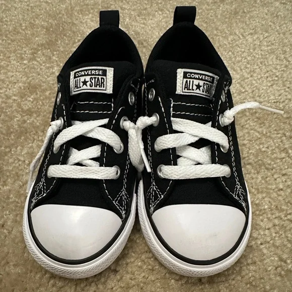 Converse Toddler Size 9 Low-Top Chucks - Picture 2 of 5